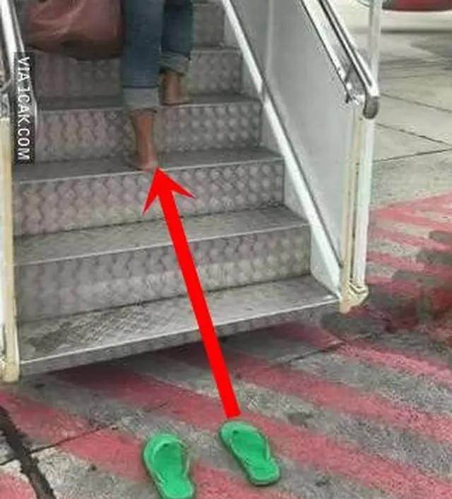 Potret orang Lepas sendal bukan pada tempatnya ini bikin ngakak seharian